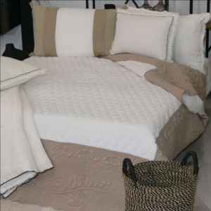 couvre-lit-dessus-de-lit-amour-bicolore-écru-beige-boutis-coton-trapunto-fait main-240cmx260cm