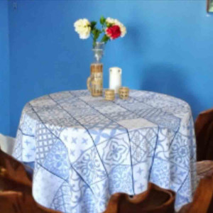 Nappe ronde 180 cm motif carrelage bleu – Un souffle méditerranéen pour une table pleine de charme et de fraîcheur.